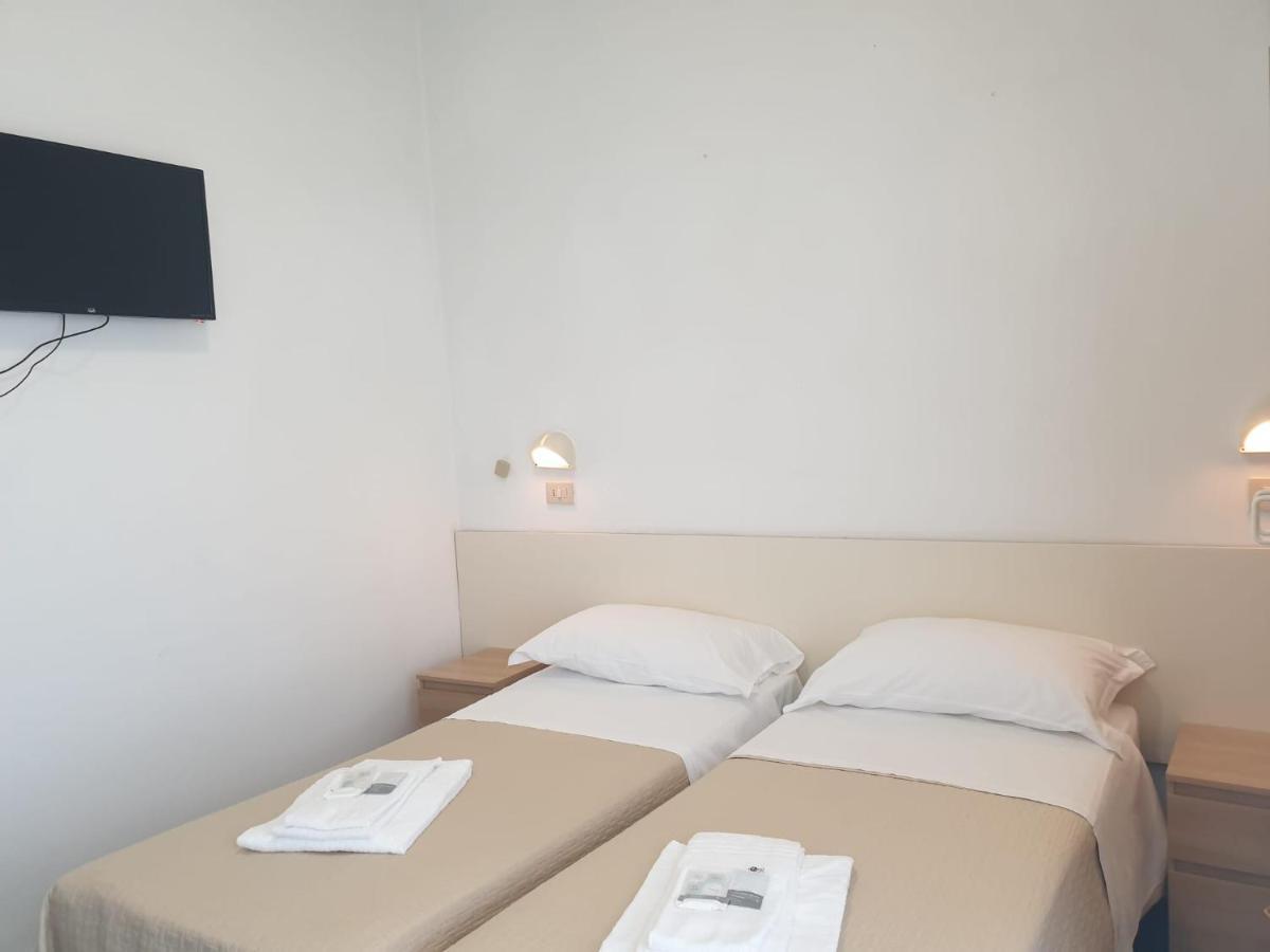 Hotel Baden Baden Rimini Bagian luar foto
