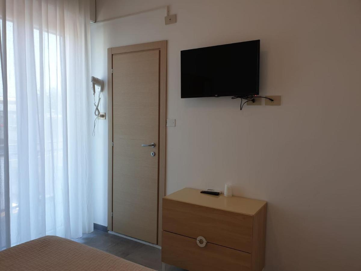 Hotel Baden Baden Rimini Bagian luar foto
