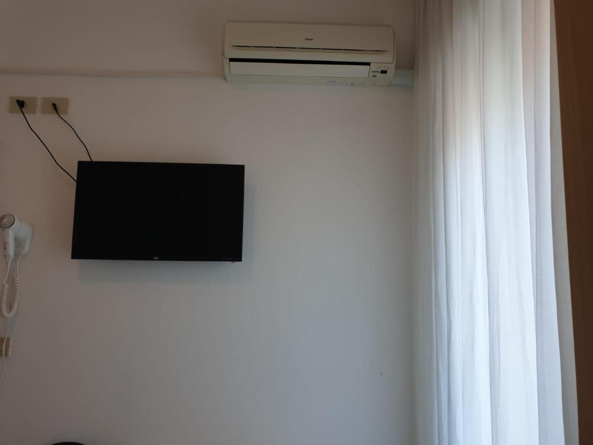 Hotel Baden Baden Rimini Bagian luar foto