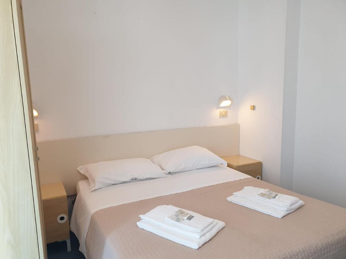 Hotel Baden Baden Rimini Bagian luar foto