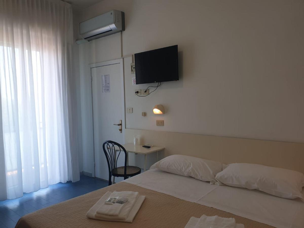 Hotel Baden Baden Rimini Bagian luar foto